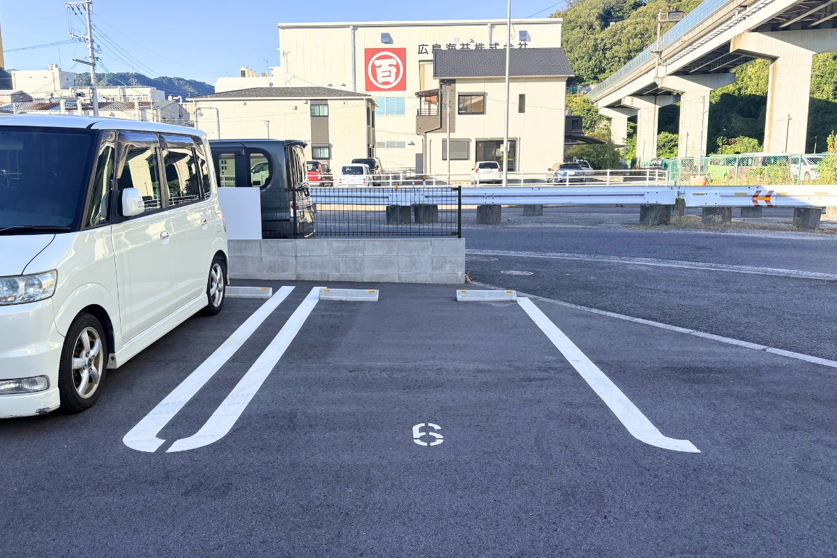 海田町ネイルサロン Nail House Vivian 無料の駐車場を完備